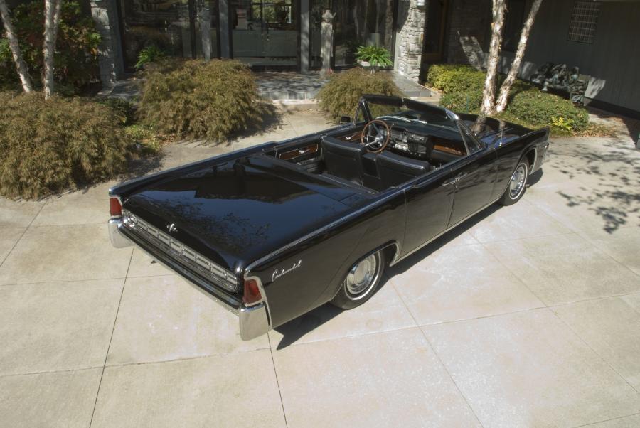  Lincoln Continental Convertible 1963 года  (фото 8 из 18)